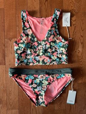 Carve Designs 2 piece swim NWT, top size L and bottoms size XL wildflower